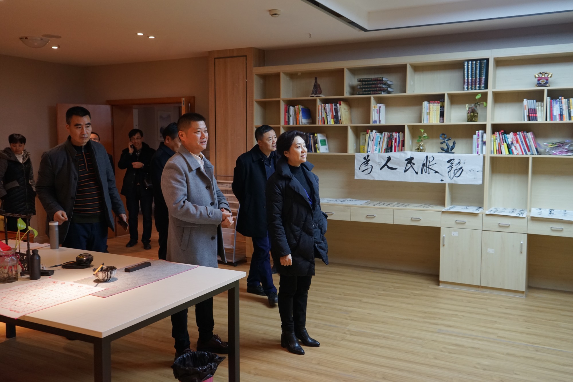 5參觀書(shū)畫(huà)閱覽室，觀看老人字畫(huà).JPG